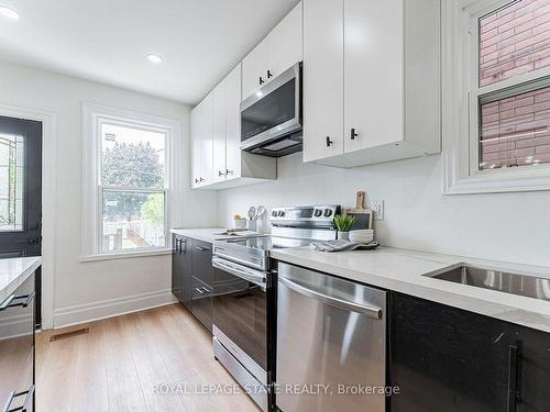 15 Barnesdale Avenue N, Hamilton, ON - Indoor Photo Showing Kitchen