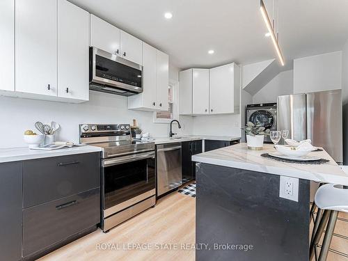 15 Barnesdale Avenue N, Hamilton, ON - Indoor Photo Showing Kitchen