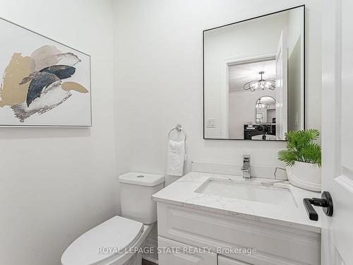 15 Barnesdale Avenue N, Hamilton, ON - Indoor Photo Showing Bathroom