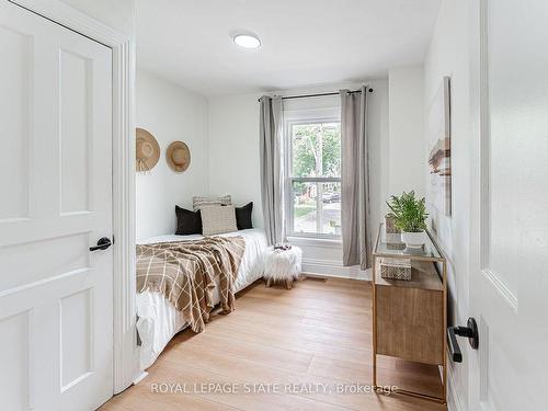 15 Barnesdale Avenue N, Hamilton, ON - Indoor Photo Showing Bedroom