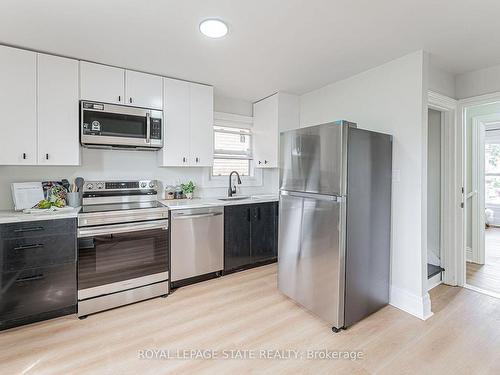 15 Barnesdale Ave N, Hamilton, ON - Indoor Photo Showing Kitchen