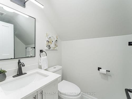 15 Barnesdale Ave N, Hamilton, ON - Indoor Photo Showing Bathroom