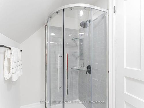 15 Barnesdale Avenue N, Hamilton, ON - Indoor Photo Showing Bathroom