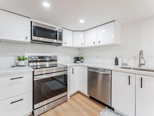 15 Barnesdale Ave N, Hamilton, ON - Indoor Photo Showing Kitchen With Upgraded Kitchen