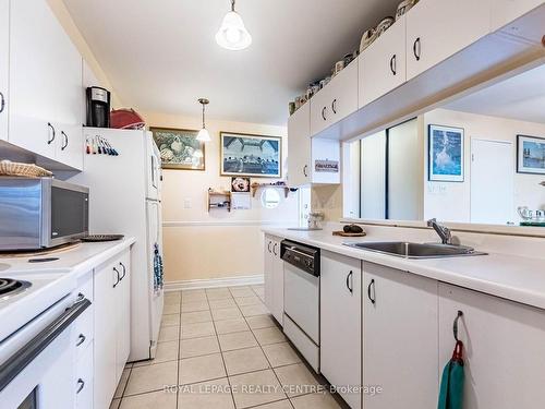 1117-4185 Shipp Drive, Mississauga, ON - Indoor Photo Showing Kitchen