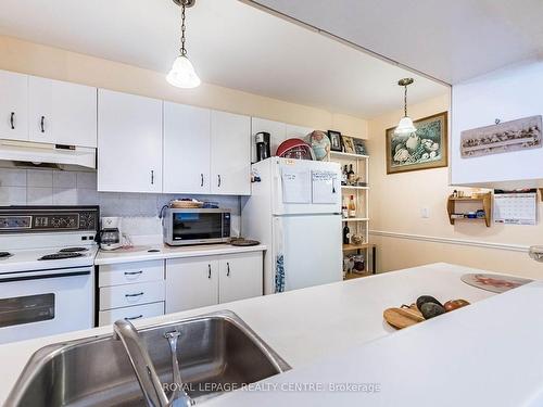 1117-4185 Shipp Drive, Mississauga, ON - Indoor Photo Showing Kitchen With Double Sink