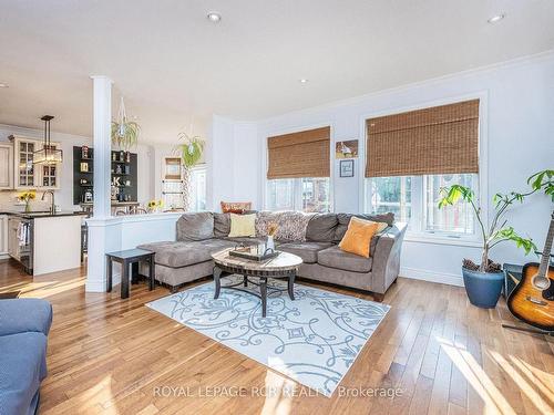 668 Cedar St, Shelburne, ON - Indoor Photo Showing Living Room