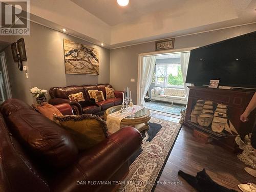 2 Driftwood Crescent, Kawartha Lakes, ON - Indoor Photo Showing Living Room