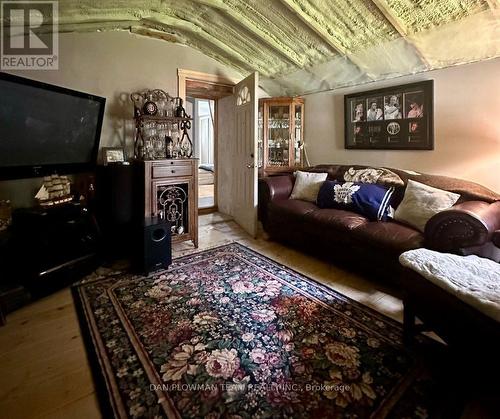 2 Driftwood Crescent, Kawartha Lakes, ON - Indoor Photo Showing Living Room