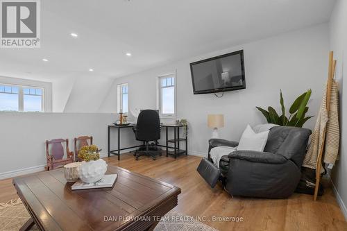 809 Palestine Road E, Kawartha Lakes, ON - Indoor Photo Showing Living Room