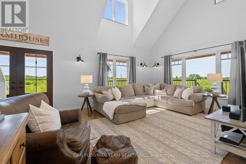 809 Palestine Road E, Kawartha Lakes, ON - Indoor Photo Showing Living Room