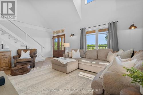 809 Palestine Road E, Kawartha Lakes, ON - Indoor Photo Showing Living Room