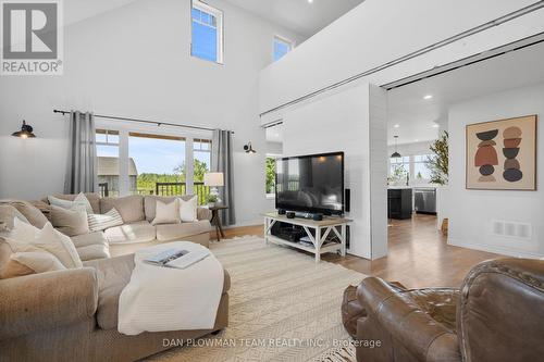 809 Palestine Road E, Kawartha Lakes, ON - Indoor Photo Showing Living Room