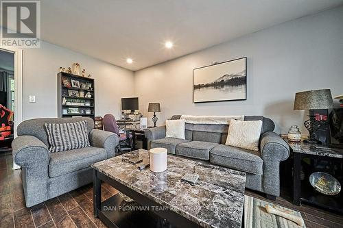 191 Simcoe Street S, Oshawa, ON - Indoor Photo Showing Living Room