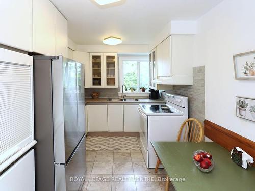 131-3040 Constitution Blvd, Mississauga, ON - Indoor Photo Showing Kitchen With Double Sink