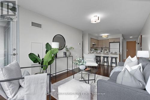 816 - 68 Grangeway Avenue, Toronto (Woburn), ON - Indoor Photo Showing Living Room