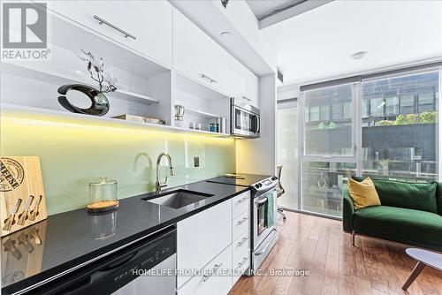 514 - 32 Trolley Crescent W, Toronto, ON - Indoor Photo Showing Kitchen With Upgraded Kitchen