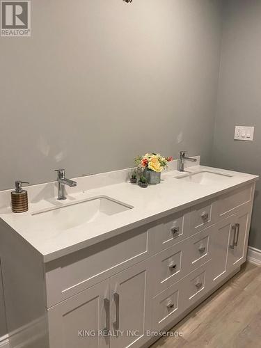 363 Church Street, Richmond Hill, ON - Indoor Photo Showing Bathroom