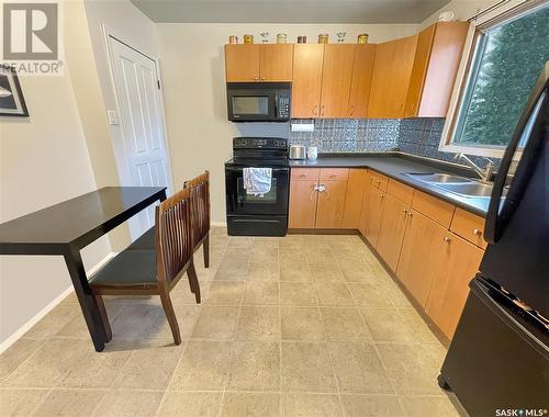 1540 Bell Street E, Swift Current, SK - Indoor Photo Showing Kitchen With Double Sink