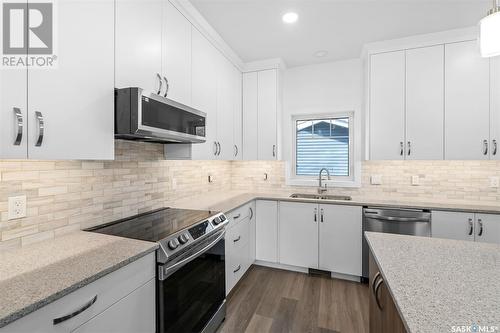 2511 Woodward Avenue, Saskatoon, SK - Indoor Photo Showing Kitchen With Double Sink With Upgraded Kitchen