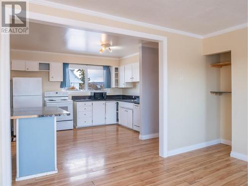 10929 Turgeon Drive, Dawson Creek, BC - Indoor Photo Showing Kitchen