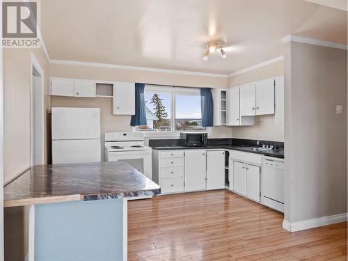 10929 Turgeon Drive, Dawson Creek, BC - Indoor Photo Showing Kitchen With Double Sink