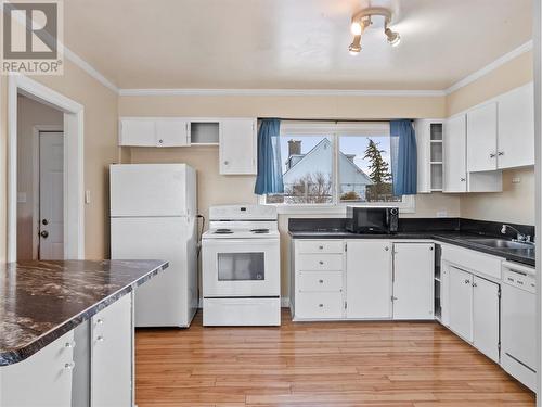 10929 Turgeon Drive, Dawson Creek, BC - Indoor Photo Showing Kitchen