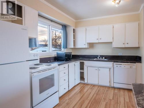 10929 Turgeon Drive, Dawson Creek, BC - Indoor Photo Showing Kitchen