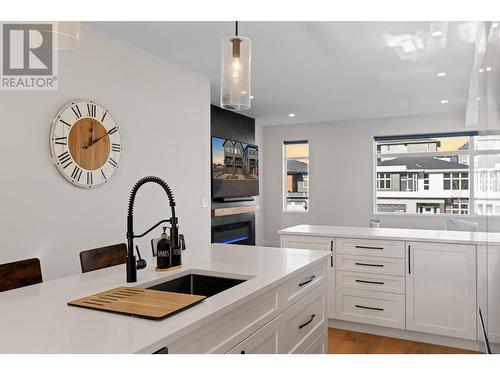 1901 Qu'Appelle Boulevard Unit# 102, Kamloops, BC - Indoor Photo Showing Kitchen With Upgraded Kitchen