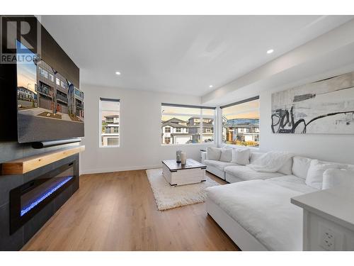 1901 Qu'Appelle Boulevard Unit# 102, Kamloops, BC - Indoor Photo Showing Living Room