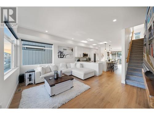 1901 Qu'Appelle Boulevard Unit# 102, Kamloops, BC - Indoor Photo Showing Living Room