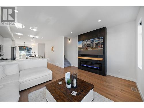 1901 Qu'Appelle Boulevard Unit# 102, Kamloops, BC - Indoor Photo Showing Living Room