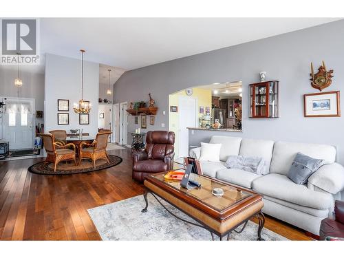 4450 Ponderosa Drive Unit# 201, Peachland, BC - Indoor Photo Showing Living Room