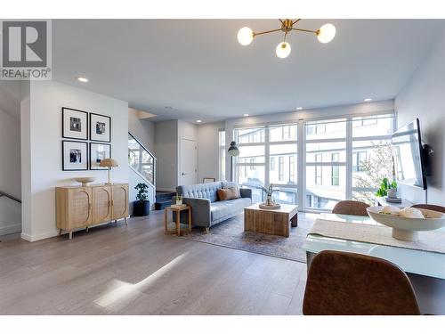 1515 Highland Drive N Unit# 4, Kelowna, BC - Indoor Photo Showing Living Room