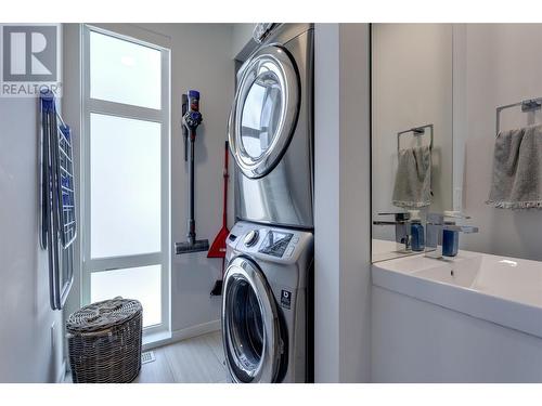 1515 Highland Drive N Unit# 4, Kelowna, BC - Indoor Photo Showing Laundry Room