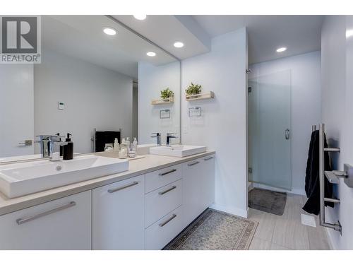 1515 Highland Drive N Unit# 4, Kelowna, BC - Indoor Photo Showing Bathroom