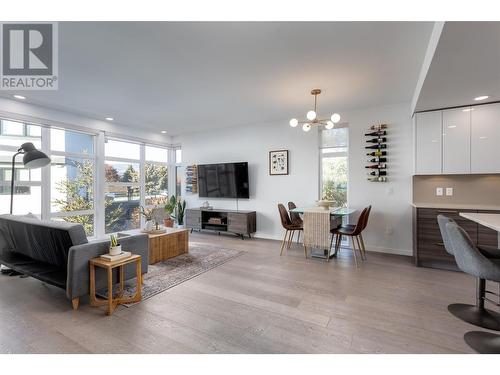 1515 Highland Drive N Unit# 4, Kelowna, BC - Indoor Photo Showing Living Room