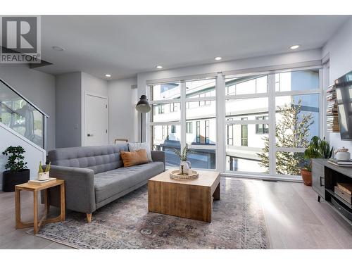 1515 Highland Drive N Unit# 4, Kelowna, BC - Indoor Photo Showing Living Room