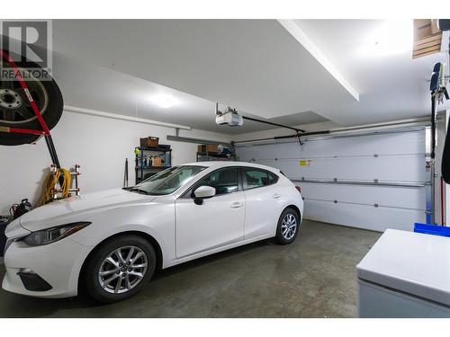 1515 Highland Drive N Unit# 4, Kelowna, BC - Indoor Photo Showing Garage