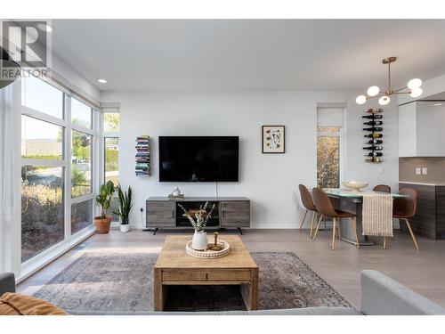 1515 Highland Drive N Unit# 4, Kelowna, BC - Indoor Photo Showing Living Room