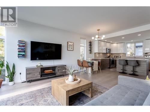 1515 Highland Drive N Unit# 4, Kelowna, BC - Indoor Photo Showing Living Room