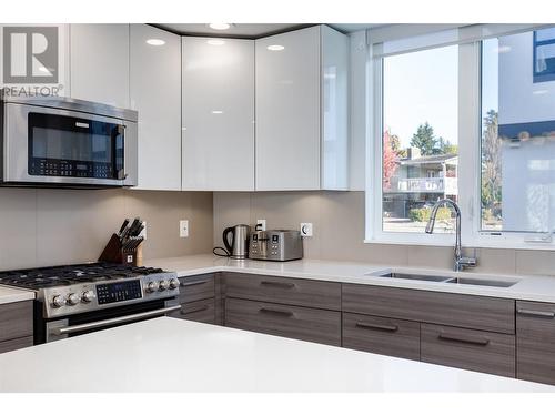 1515 Highland Drive N Unit# 4, Kelowna, BC - Indoor Photo Showing Kitchen With Double Sink