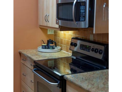 207-2125 Oak Bay Ave, Oak Bay, BC - Indoor Photo Showing Kitchen