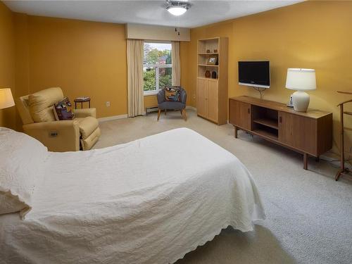 207-2125 Oak Bay Ave, Oak Bay, BC - Indoor Photo Showing Bedroom