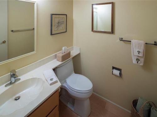 207-2125 Oak Bay Ave, Oak Bay, BC - Indoor Photo Showing Bathroom