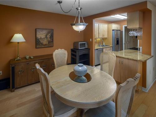 207-2125 Oak Bay Ave, Oak Bay, BC - Indoor Photo Showing Dining Room