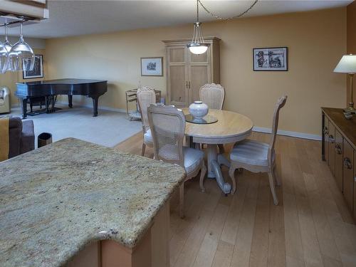 207-2125 Oak Bay Ave, Oak Bay, BC - Indoor Photo Showing Dining Room