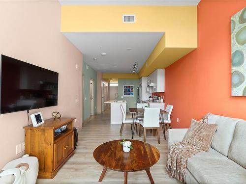 404-2319 Brethour Ave, Sidney, BC - Indoor Photo Showing Living Room