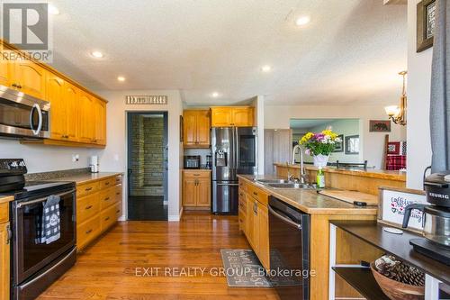 20 Rockhill Court, Belleville, ON - Indoor Photo Showing Kitchen With Double Sink