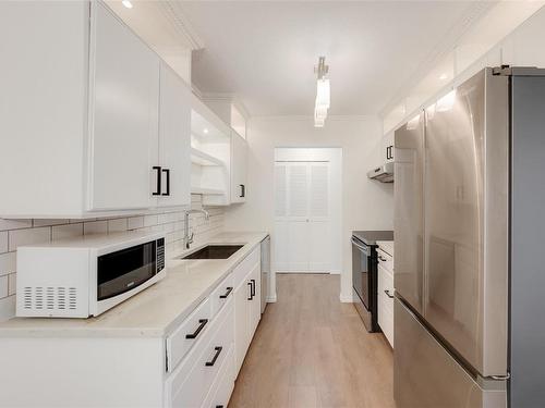 208-1024 Fairfield Rd, Victoria, BC - Indoor Photo Showing Kitchen With Upgraded Kitchen